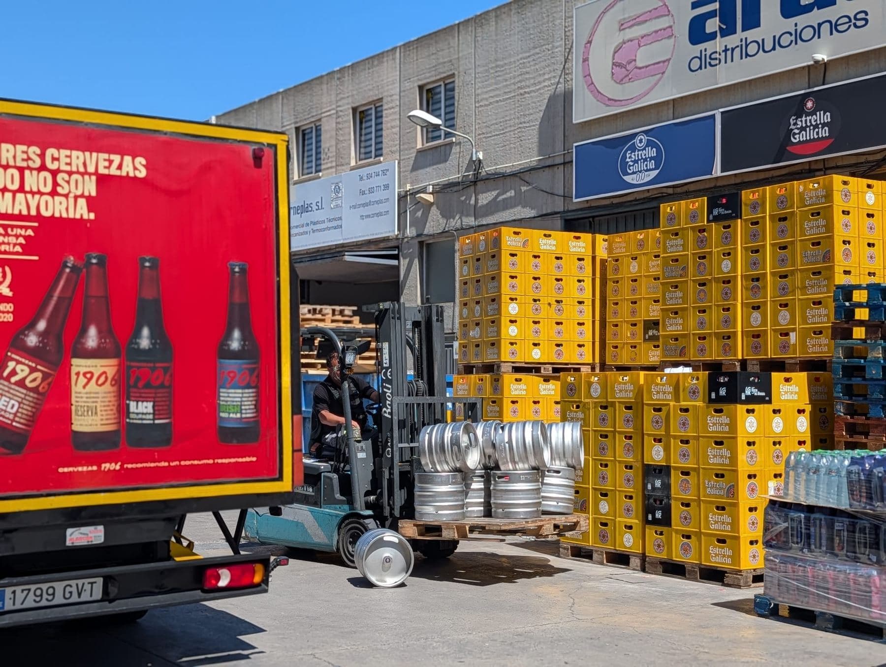 Camión de reparto de Aracaba con imagen de Estrella Galicia 1906 saliendo del almacén de Cornellà
