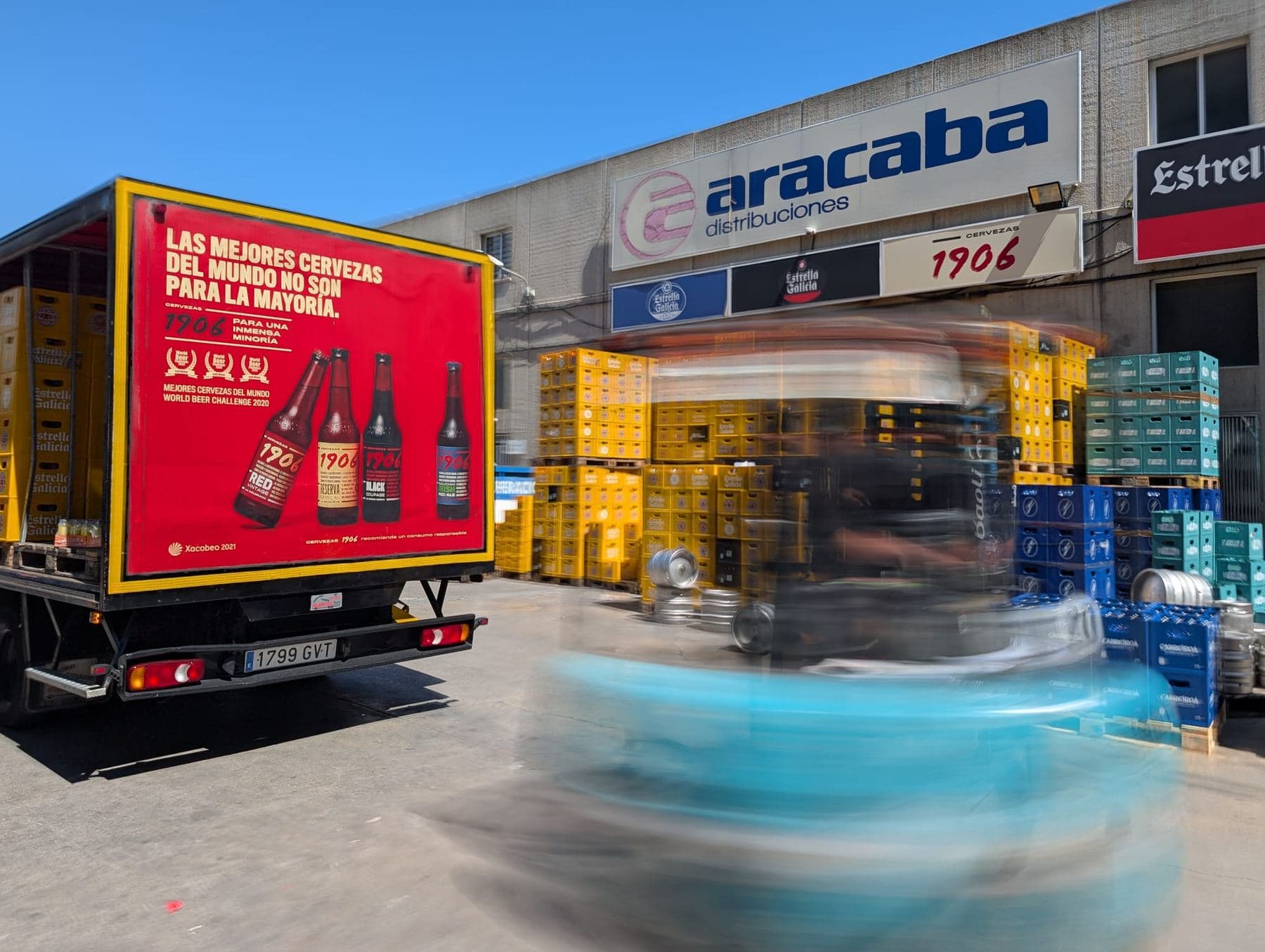 Carretilla elevadora en movimiento frente al almacén de Aracaba con palés de bebidas
